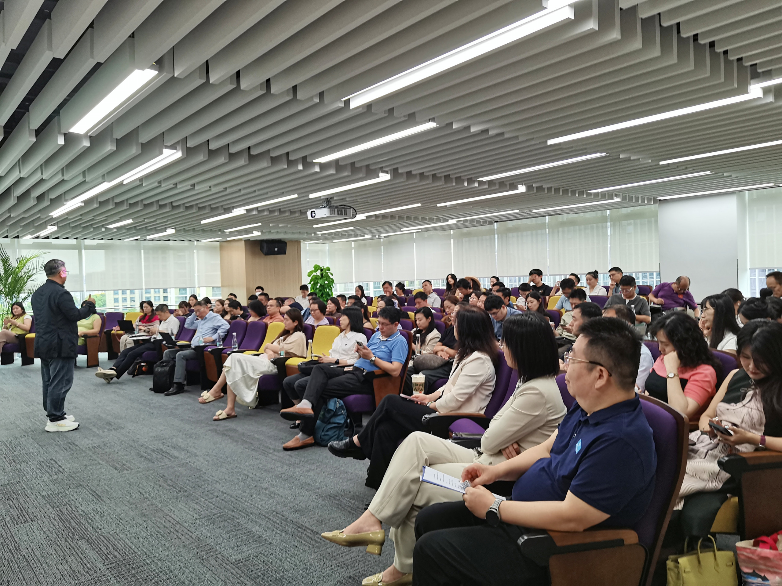On 12 September 2025, BritCham Shanghai hosted an afternoon session on the Global Economic Outlook for H2 2025 at AstraZeneca East China Headquarters, Gongshu District, Hangzhou. The event brought together 80+ participants from a range of sectors for a macroeconomic overview with a panel discussion focusing on outbound investment.